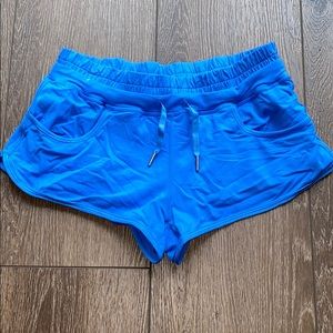 Size 6 Lululemon lined shorts with pockets
